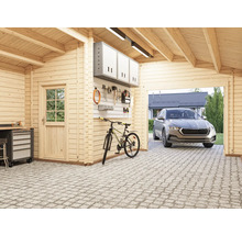 Helle Garage aus Holz mit Auto, Fahrrad und Werkzeug