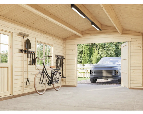 Geräumige Garage aus Holz mit Fahrrad, Werkzeugaufbewahrung und einem Auto im Hintergrund
