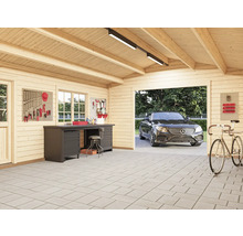 Intérieur d'un garage avec établi, mur à outils, vélo et voiture
