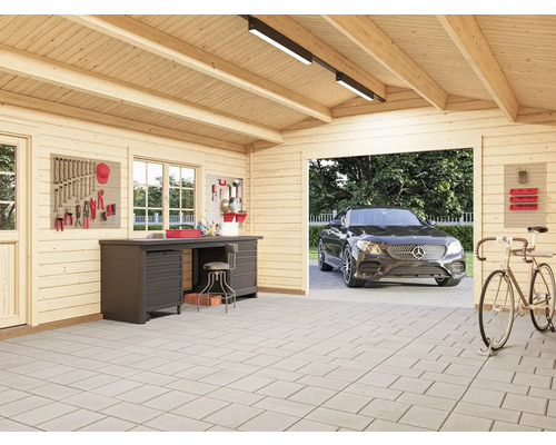 Intérieur d'un garage avec établi, mur à outils, vélo et voiture
