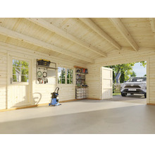 Vue intérieure d'un garage en bois clair avec des étagères, des outils et une voiture à l'extérieur