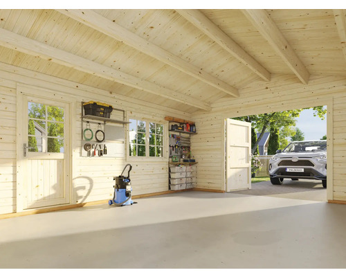Vue intérieure d'un garage en bois clair avec des étagères, des outils et une voiture à l'extérieur