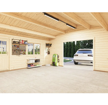 Innenansicht einer Garage mit Werkzeugwand, Regalen und einem geöffneten Tor, durch das ein Auto zu sehen ist