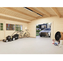 Helle Garage aus Holz mit Rasenmäher, Fahrrad und Auto