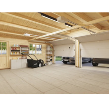 Garage lumineuse avec murs en bois, portes sectionnelles et outils de jardin