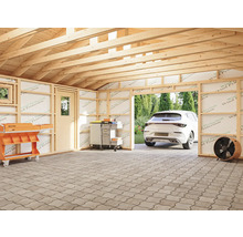 Garage non finie avec servante d'atelier, armoire à outils mobile et voiture garée