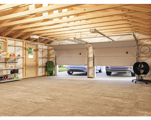 Offene Garage mit zwei geparkten Autos, Regalen und einer Holzkonstruktion