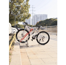 Vélo dans un range-vélos à l'extérieur