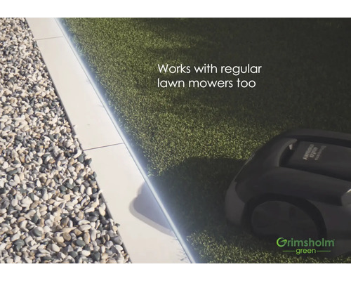 Scène avec gazon synthétique, gravier et robot tondeuse à gazon