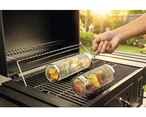 Gemüseroller auf einem Grill mit Grillgut