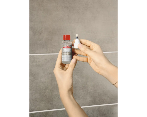 Lugato Fugen-Perle in der Hand mit geöffnetem Applikator