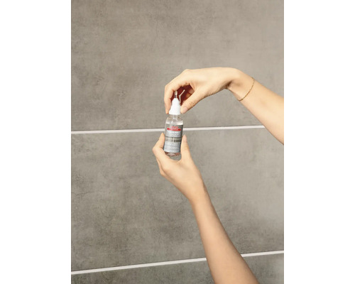 Hände halten eine Flasche Lugato Fugen-Perle zur Fugenpflege