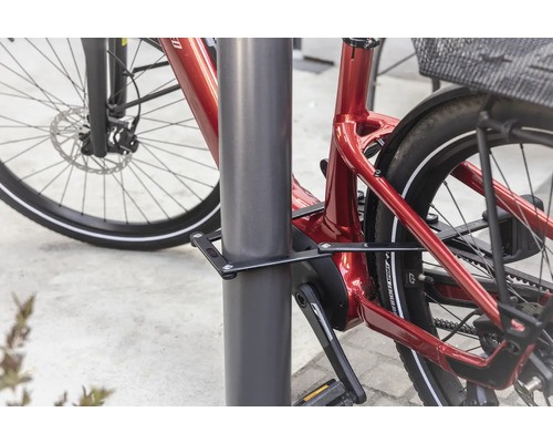 Vélo avec antivol pliant fixé à un poteau