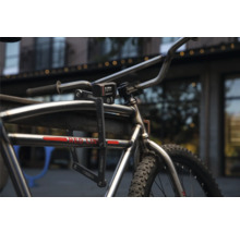 Vélo avec antivol pliant sur le cadre et serrure à combinaison