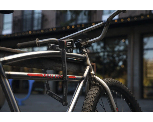 Vélo avec antivol pliant sur le cadre et serrure à combinaison