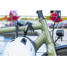 Vélo avec antivol à chaîne ABUS et casque