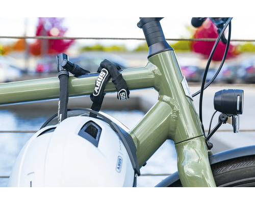 Vélo avec antivol à chaîne ABUS et casque