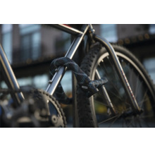 Vélo sécurisé avec une chaîne antivol ABUS