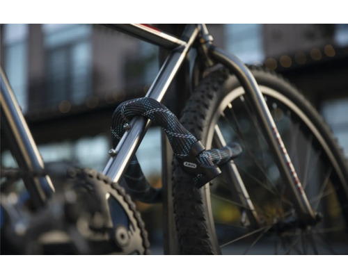 Vélo sécurisé avec une chaîne antivol ABUS