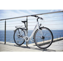 Vélo de ville blanc pour femme avec porte-bagages et éclairage