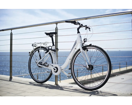 Vélo de ville blanc pour femme avec porte-bagages et éclairage