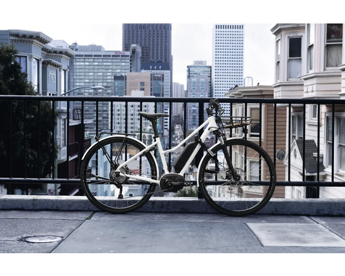 Vélo électrique devant un paysage urbain