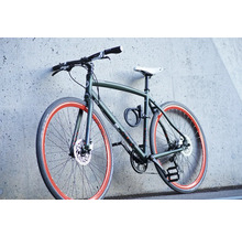 Vélo de trekking pour hommes contre un mur de béton