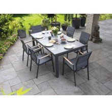 Table de jardin dressée avec six chaises sur une terrasse