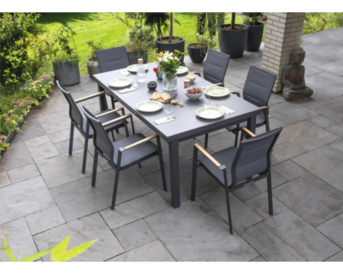 Table de jardin dressée avec six chaises sur une terrasse