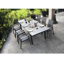 Scène de jardin avec table à manger et chaises sur une terrasse