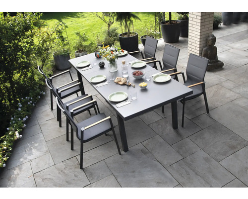 Scène de jardin avec table à manger et chaises sur une terrasse