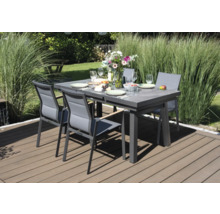 Ensemble de salle à manger avec table et chaises sur une terrasse extérieure