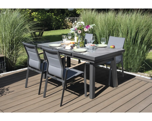 Ensemble de salle à manger avec table et chaises sur une terrasse extérieure