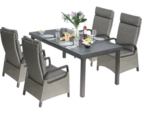 Esstischgruppe mit vier Rattansesseln und grauem Tisch mit Speisen und Getränken dekoriert.