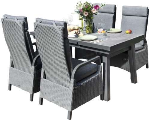 Gartentisch mit vier Stühlen aus Rattan mit Kissen und Tischdekoration