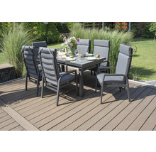 Gartenszene mit Esstisch und sechs Stühlen im Freien auf einer Terrasse