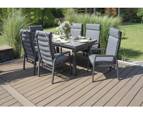 Gartenszene mit Esstisch und sechs Stühlen im Freien auf einer Terrasse