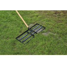 Rasenlüfter mit Holzstiel auf Rasen