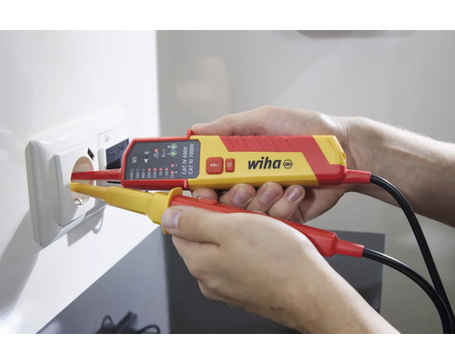 Wiha zweipoliger Spannungsprüfer im Einsatz an einer Steckdose