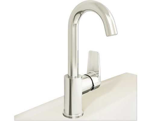 Einhandmischbatterie aus Metall auf einem Waschbecken