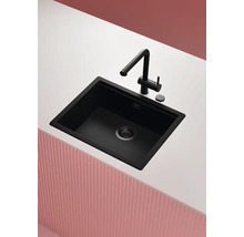 Schwarze Küchenspüle mit Armatur auf einer Arbeitsplatte.