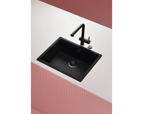 Schwarze Küchenspüle mit Armatur auf einer Arbeitsplatte.
