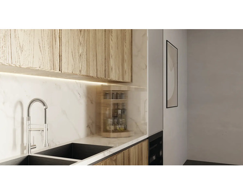 Helle Küche mit Spüle, Armatur und Gewürzregal