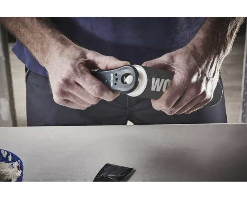 Eine Person hält einen Wolfcraft Fliesenschneider in den Händen.