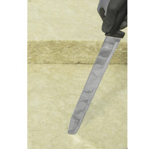 Schneiden von Dämmwolle mit einem Messer