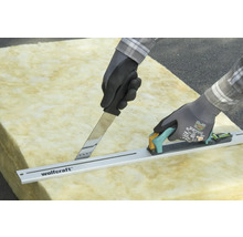 Zuschneiden von Dämmwolle mit Dämmstoffmesser und Schneidlehre