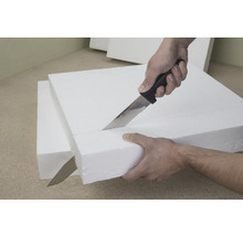 Zuschneiden einer Styroporplatte mit einem Messer