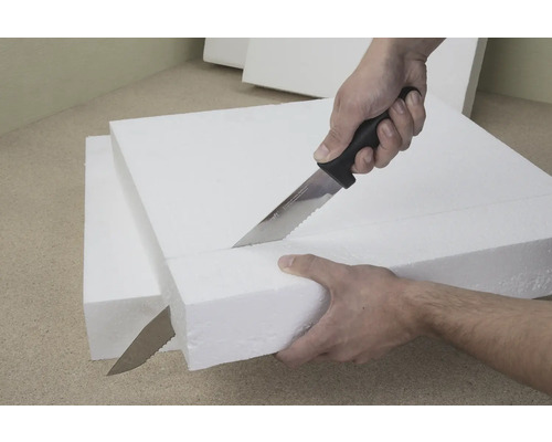 Zuschneiden einer Styroporplatte mit einem Messer