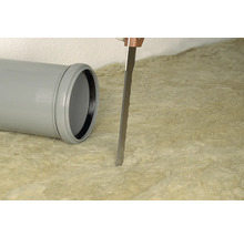 Tuyau en plastique gris et une scie coupant de la laine isolante.