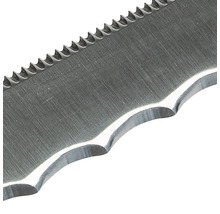 Gros plan d'une lame de scie en métal avec un bord dentelé